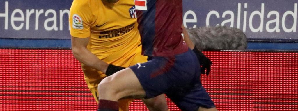 Ander Capa ante el Atlético.