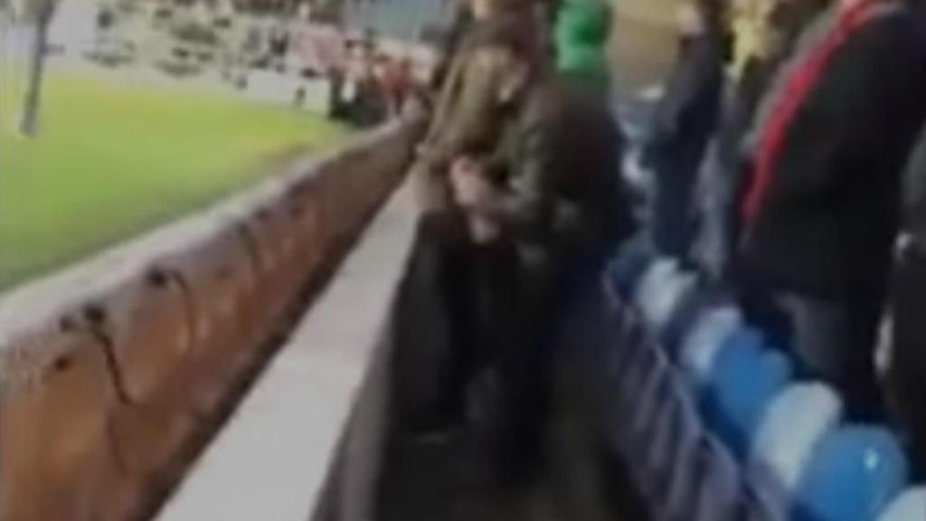 Aficionado del Middlesbrough instantes después de haber orinado en la botella del portero del QPR