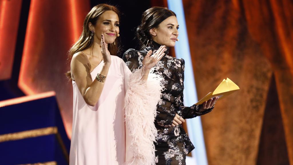 La intérprete y Miren Ibarguren sobre el escenario de los Feroz.