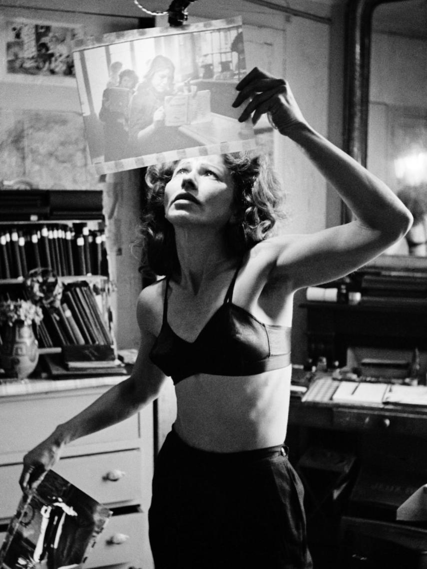 Retrato de la fotógrafa Ata Kandó.