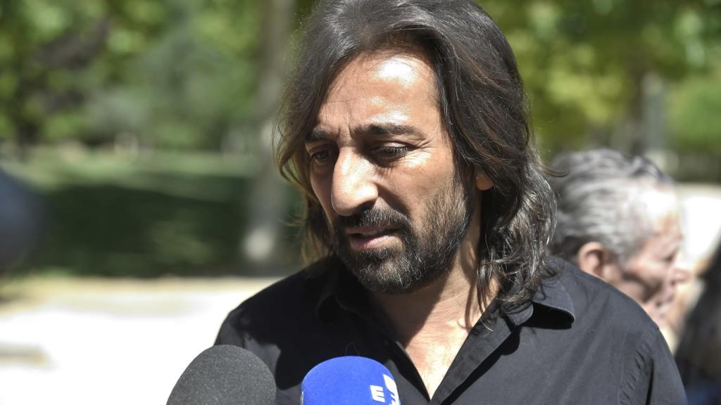 Antonio en el entierro de su padre.