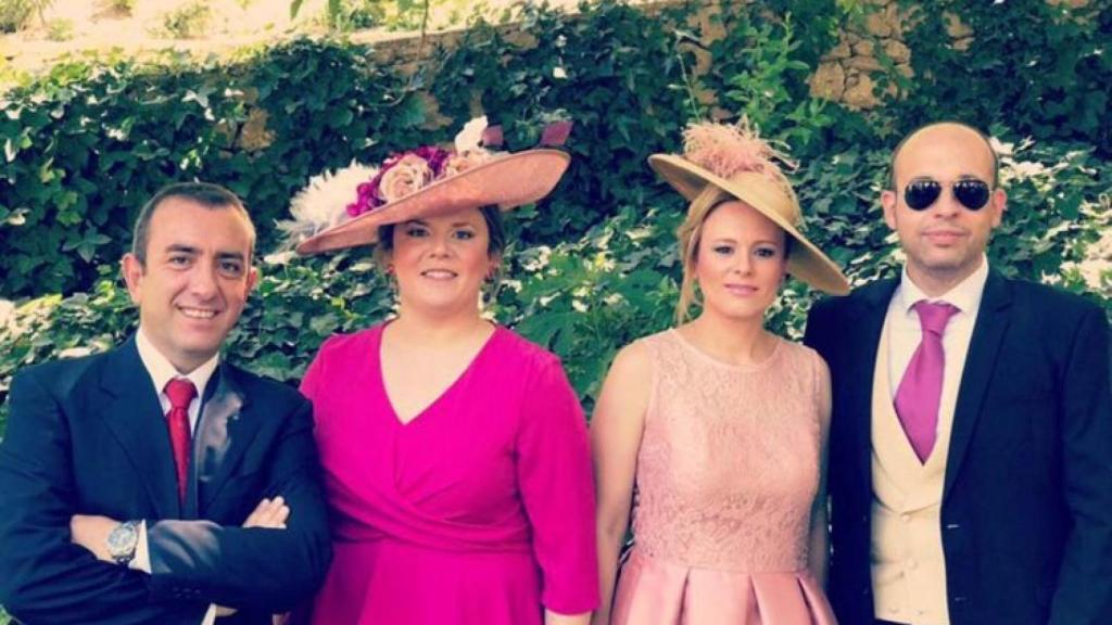 La alcaldesa, de fucsia, rodeada por tres de sus concejales en el enlace.