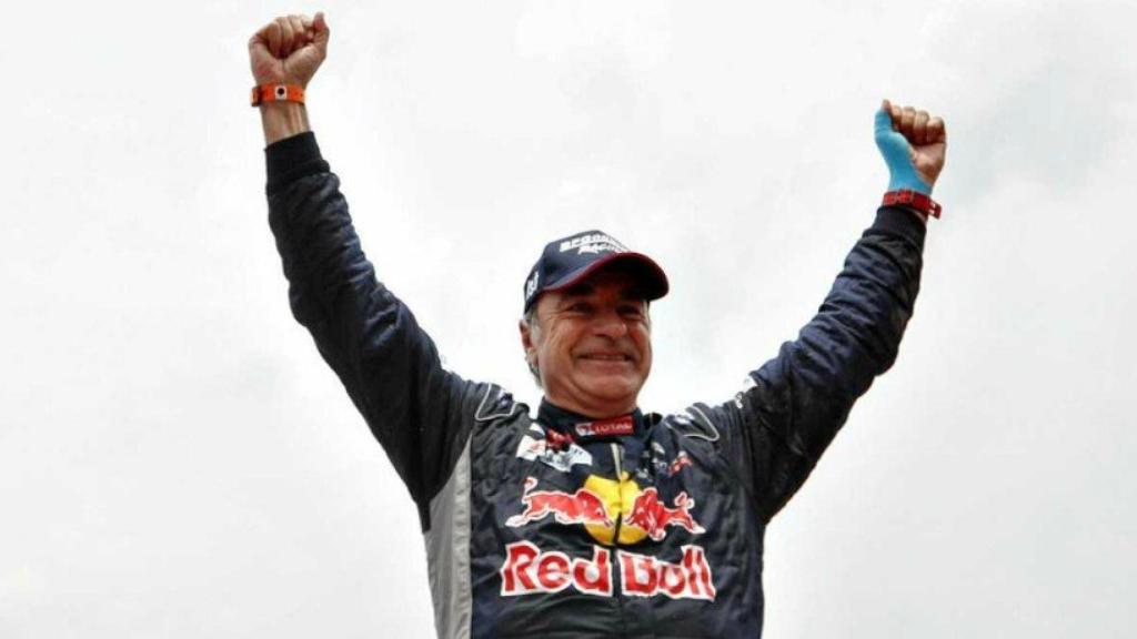 Carlos Sainz celebra el Dakar. Foto: Twitter (@ElTransistorOC)