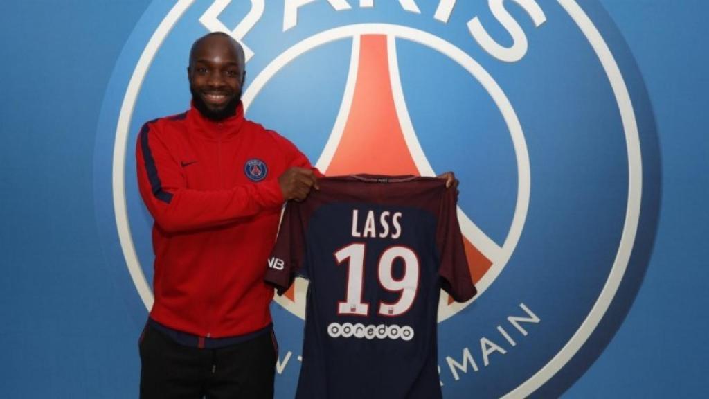 Lass Diarra posa con al camiseta del PSG. Foto: Twitter (@PSG_inside).