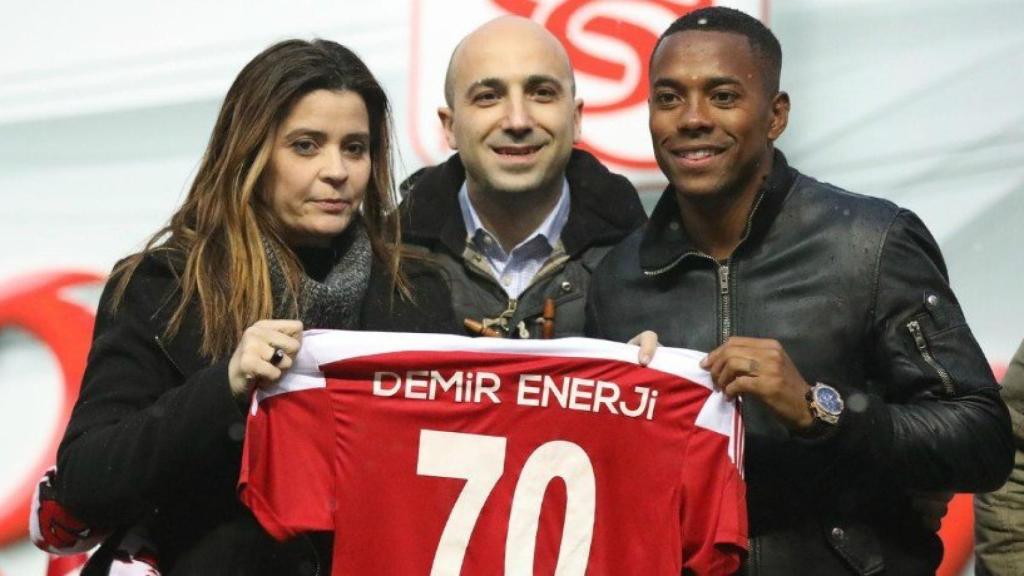 Robinho en su presentación con el Sivasspor. Foto: Twitter (@SivassporKulubu)