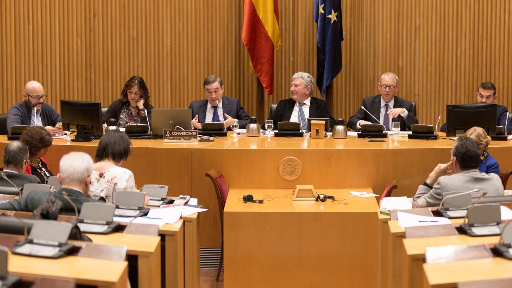 Fotogalería: la comparecencia de Pedro J. Ramírez en la Comisión Bárcenas, en imágenes