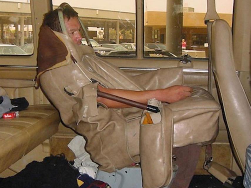 Hombre disfrazado de asiento de coche.