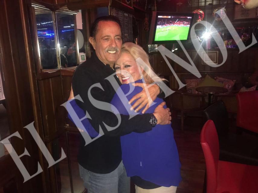 Julián Muñoz abrazando a su amiga.