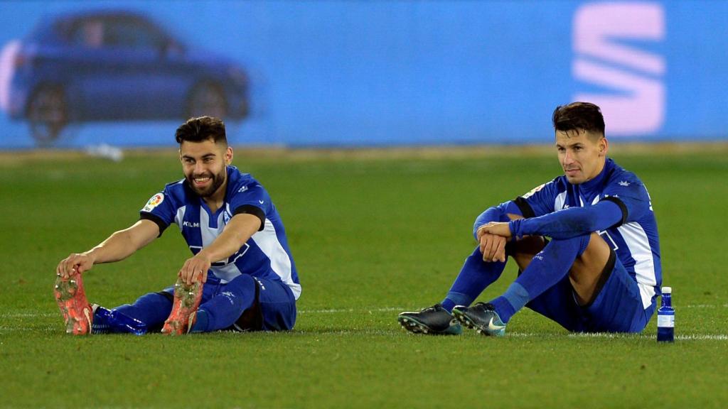 Los jugadores del Alavés tras el fallo definitivo de Rubén Sobrino.
