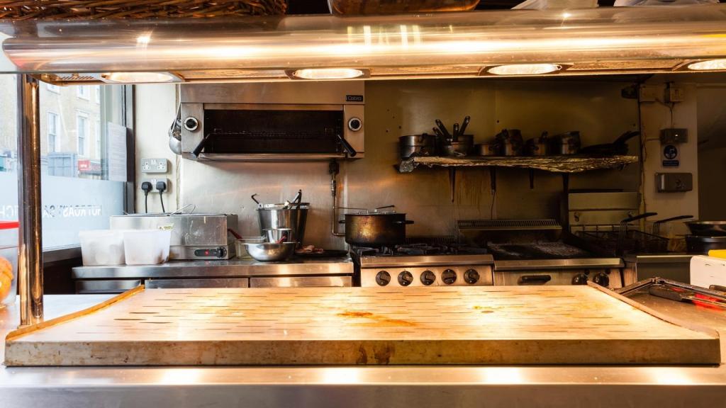 La cocina de un restaurante repleta de suciedad.
