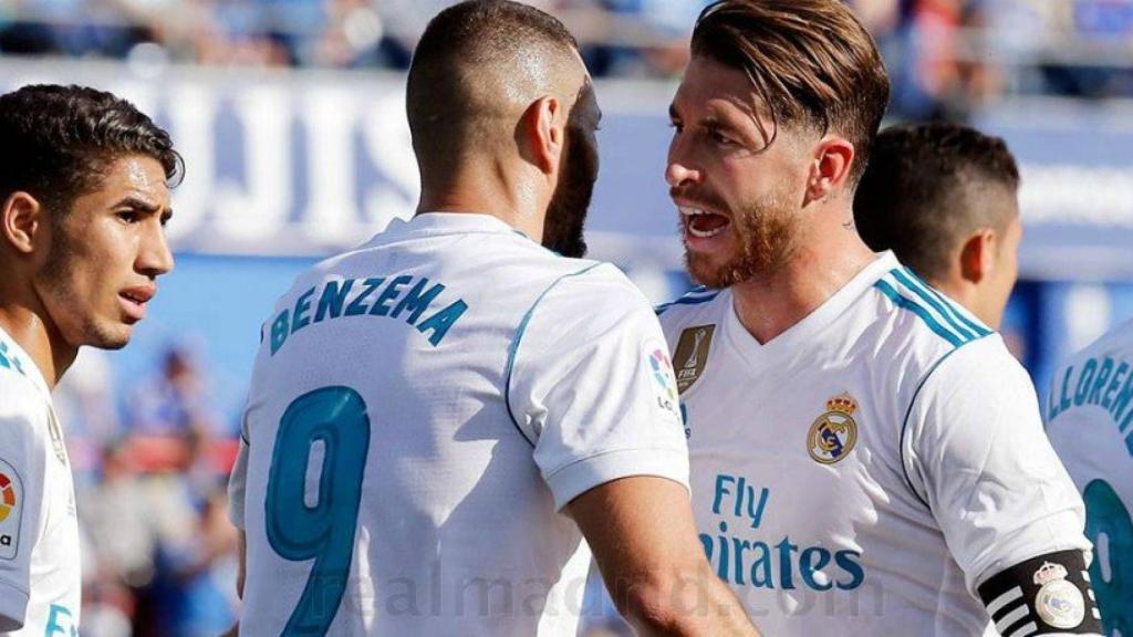 Ramos y Benzema hablando en el partido