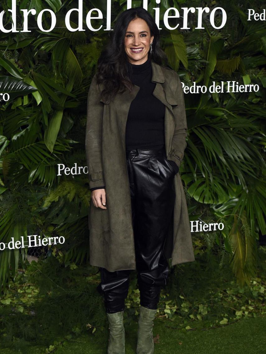 Begoña Villacís en el photcall del desfile de Pedro del Hierro en el Museo del Ferrocarril de Madrid.