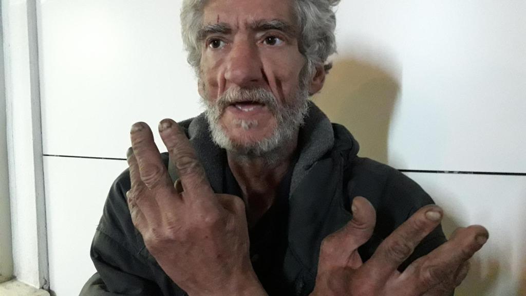 Rafael Ruiz Ruiz, en la puerta de Urgencias, adonde fue a pasar la madrugada porque el albergue donde tenía plaza había cerrado