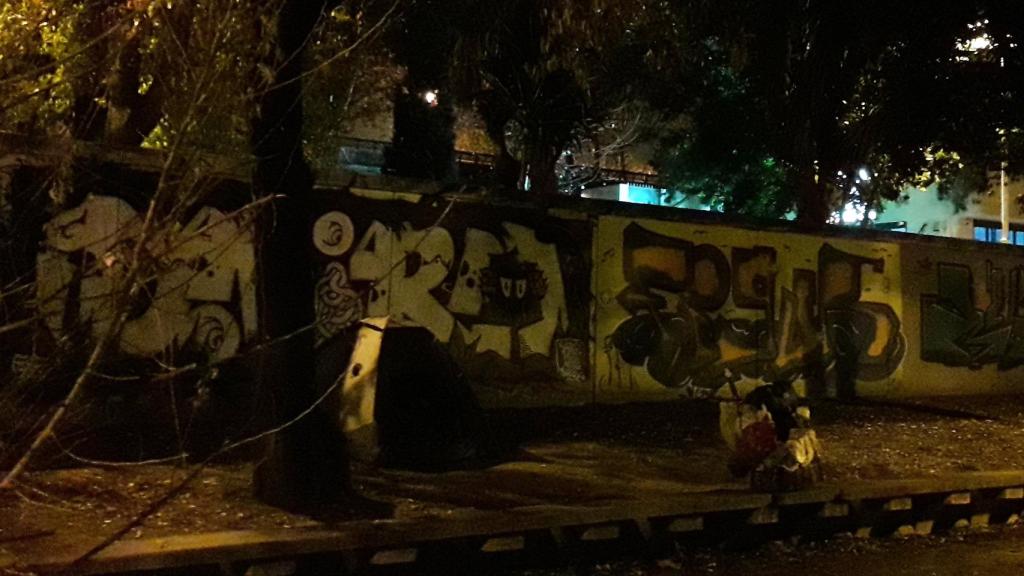 La tienda de campaña donde duerme un hombre junto al albergue municipal del paseo Juan Carlos I