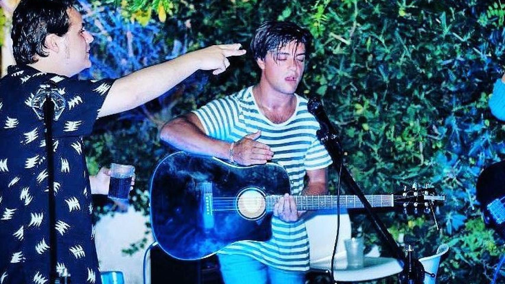 Santi Trillo, la estrella vocalista del grupo 'Modo avión'