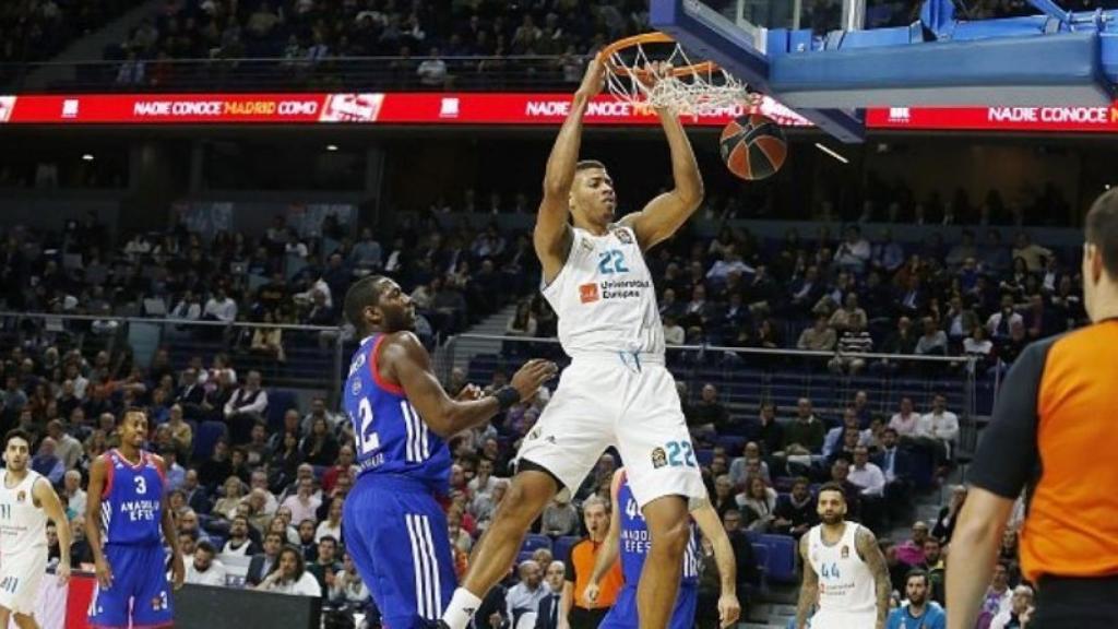 Tavares machacando el aro ante Anadolu Efes. Foto: acb.com