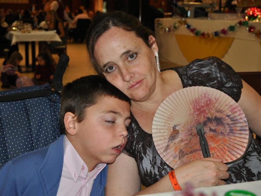 Marcos Carribero nació con tres cardopatías severas hace 15 años. Su madre, Ana María, que aparece en la imagen, y su padre, Juan, desde entonces viven por y para el menor de sus dos hijos.