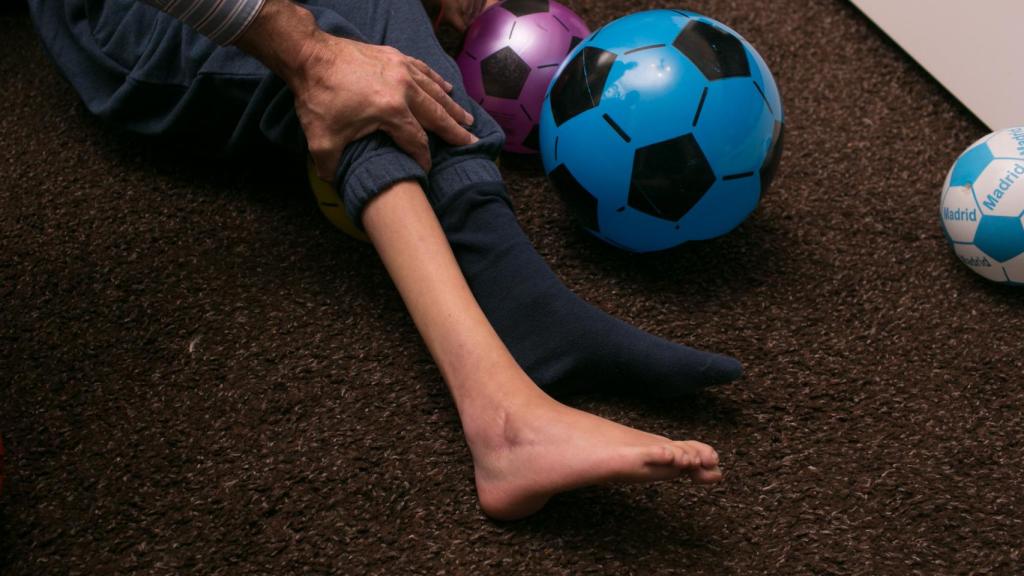 El doctor Ángel Villamor, que operó de la cadera al rey don Juan Carlos, intervino del pie derecho a Marcos, lo que facilitó que pueda andar. Ahora quiere operarle de la cadera.