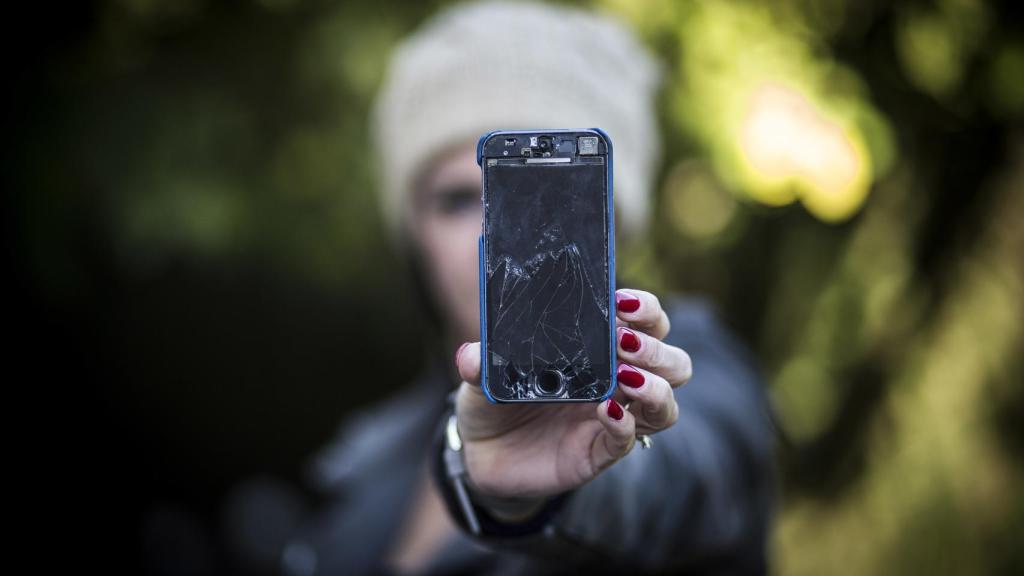 Nieves mostrando el terminal que su marido desbloqueó para sincronizarlo con whatsapp Web y espiarla.