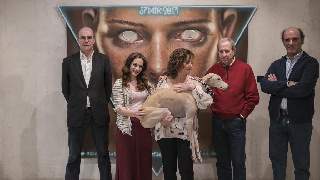 Los nanaístas, ante un cuadro expuesto en la galería Modus Operandi.