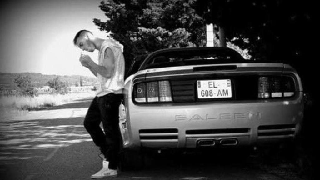 El 'Cuco' posa sobre un vehículo en su nueva vida como modelo.