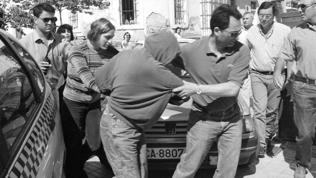 Raquel (izquierda), con el rostro al descubierto, e Iria, que lo oculta bajo la capucha de su sudadera, llegando al juzgado de San Fernando (Cádiz).