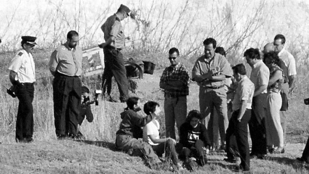 Reconstrucción del asesinato cometido por Iria y Raquel en el descampado de El Barrero, San Fernando (Cádiz). Iria, sentada y con coleta, muestra a los investigadores y al juez lo ocurrido con la ayuda de una figurante. Raquel aparece de frente y con sudadera.