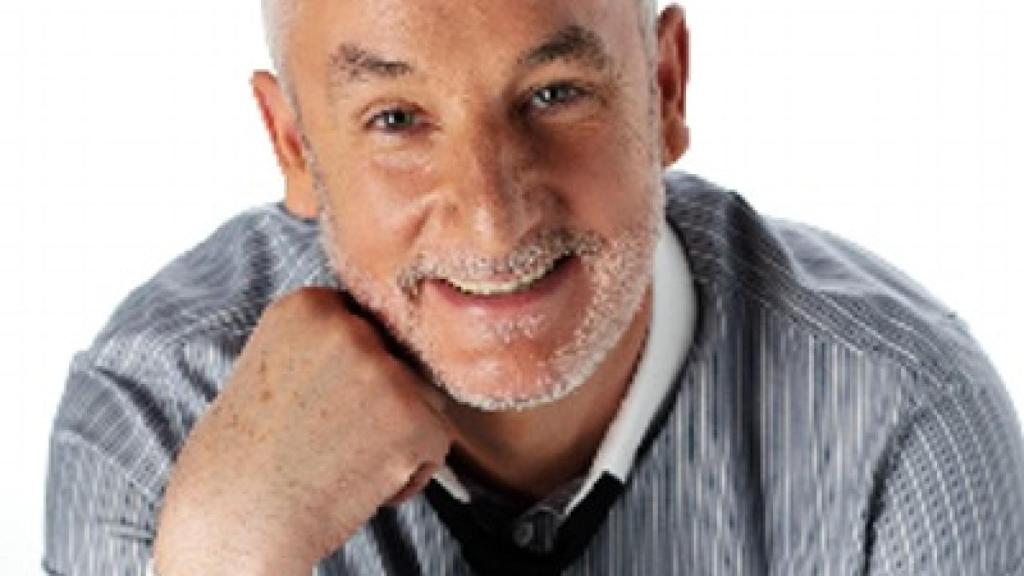 Recomienda desayunar orina y enemas de café para limpiar el hígado.