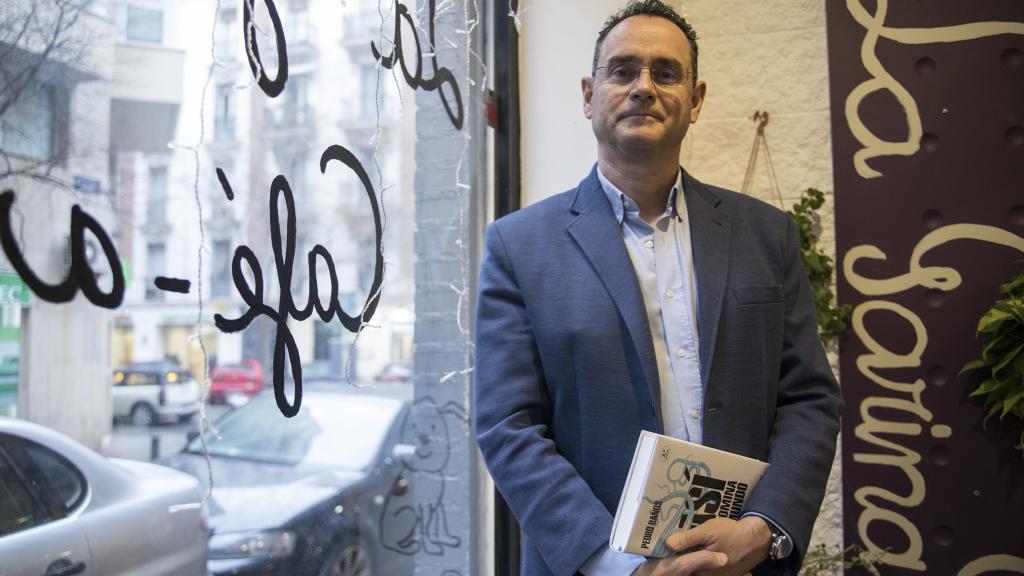 El coronel Pedro Baños posa con su libro, editado por Ariel.