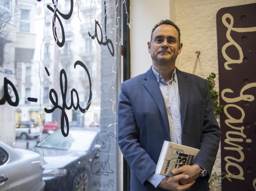 El coronel Pedro Baños posa con su libro, editado por Ariel.