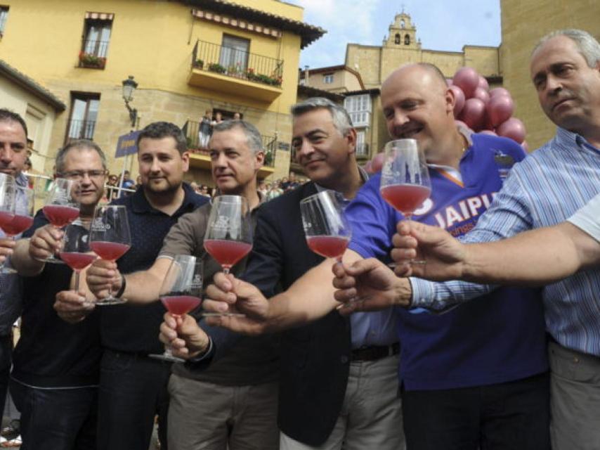 Iñigo Urkullu brinda junto a autoridades de Labastida (Álava)