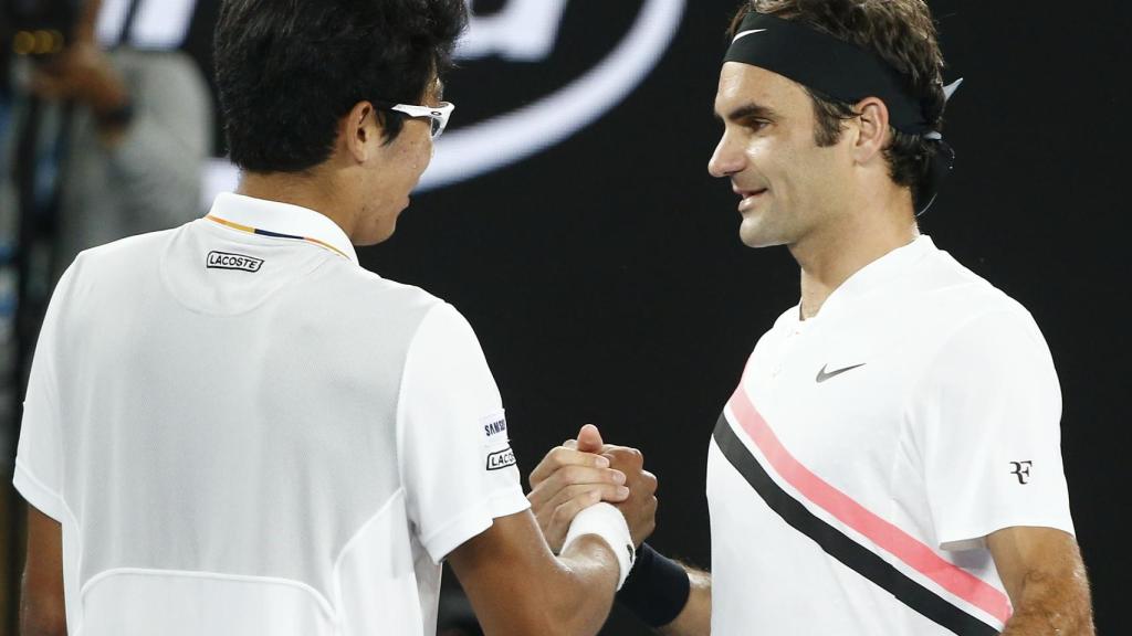 Federer, saludando a Chung tras la retirada.