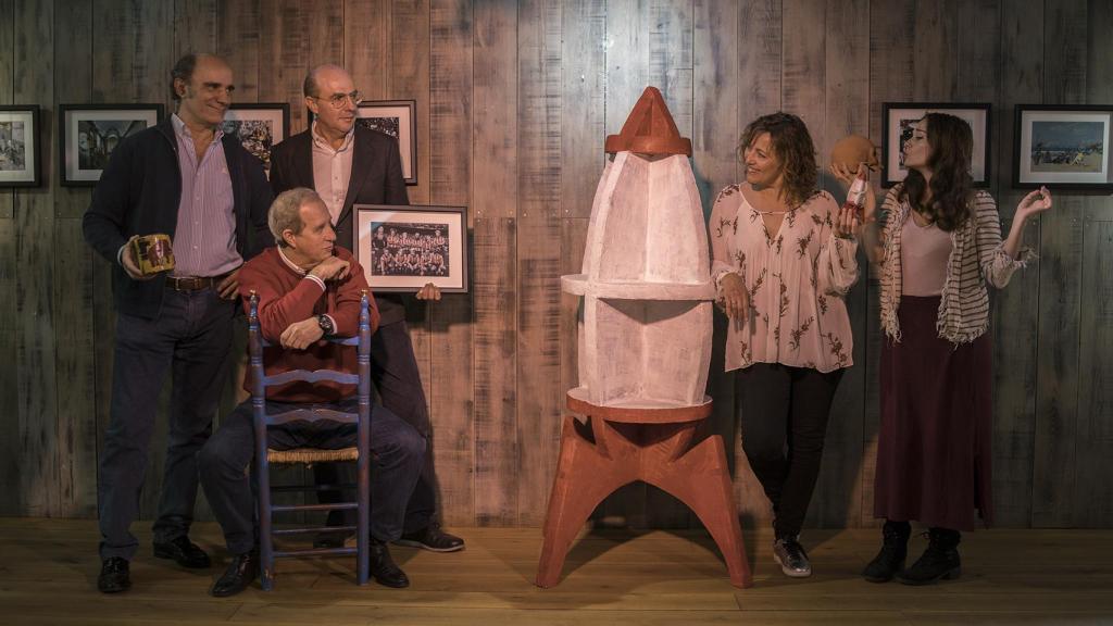 Cinco nanaístas en su cripta, de tertulia un día cualquiera.