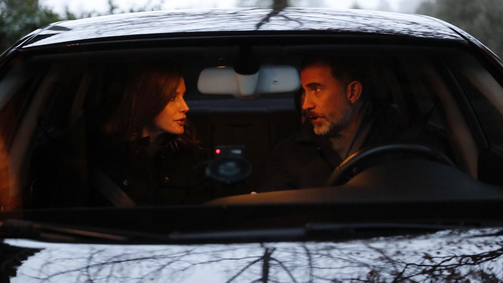 EN ZARZUELA. Los Reyes, Felipe VI y Letizia, se dirigen una mirada cómplice en el vehículo familiar de camino al Colegio Santa María de los Rosales, al que acuden la Princesa de Asturias y la Infanta Sofía.