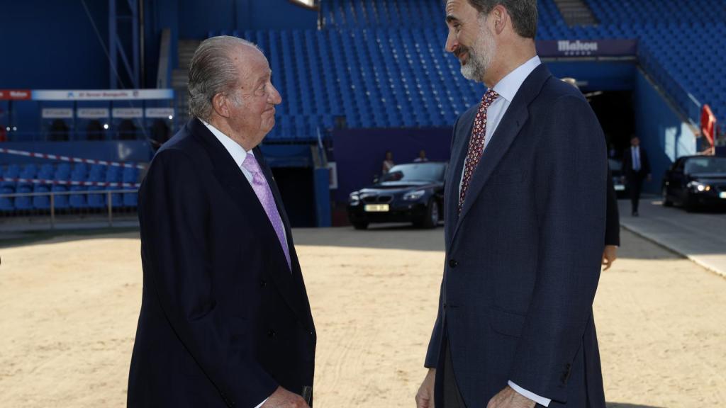 EL LADO INSTITUCIONAL. El pasado y presente de la monarquía española, el rey emérito Juan Carlos I y el monarca en el cargo, Felipe VI, se dirigen una mirada cómplice durante la presentación del informe COTEC, que radiografía la situación de la I+D+i española.