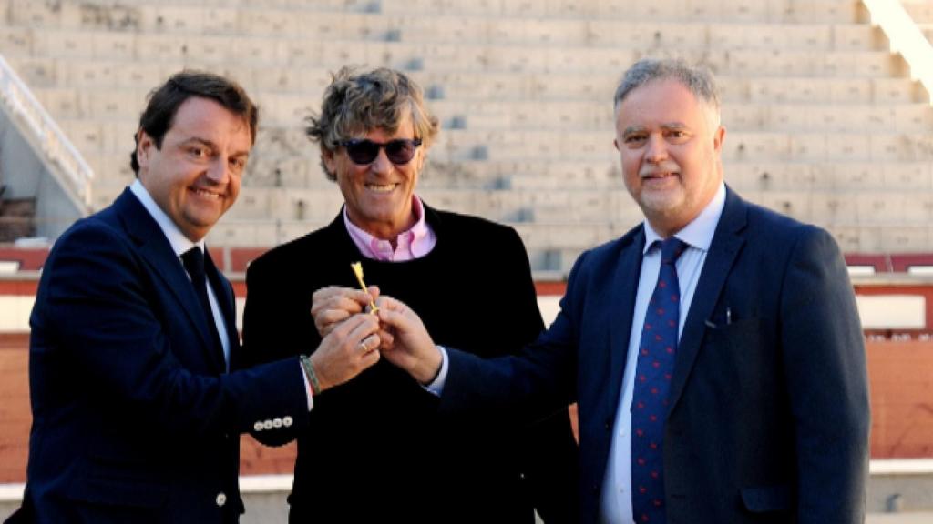 Manuel Ángel Fernández Mateo, a la derecha, junto a los gestores de Plaza 1, la empresa de Las Ventas