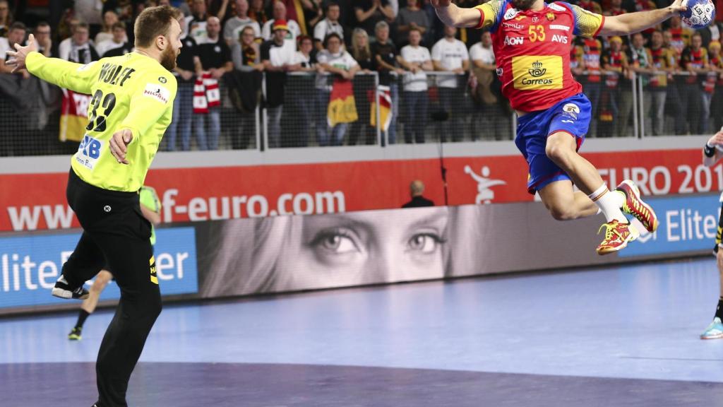 David Balaguer vuela para lanzar en el Europeo de balonmano.