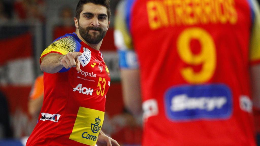 David Balaguer sonríe tras marcar en el Europeo de balonmano.