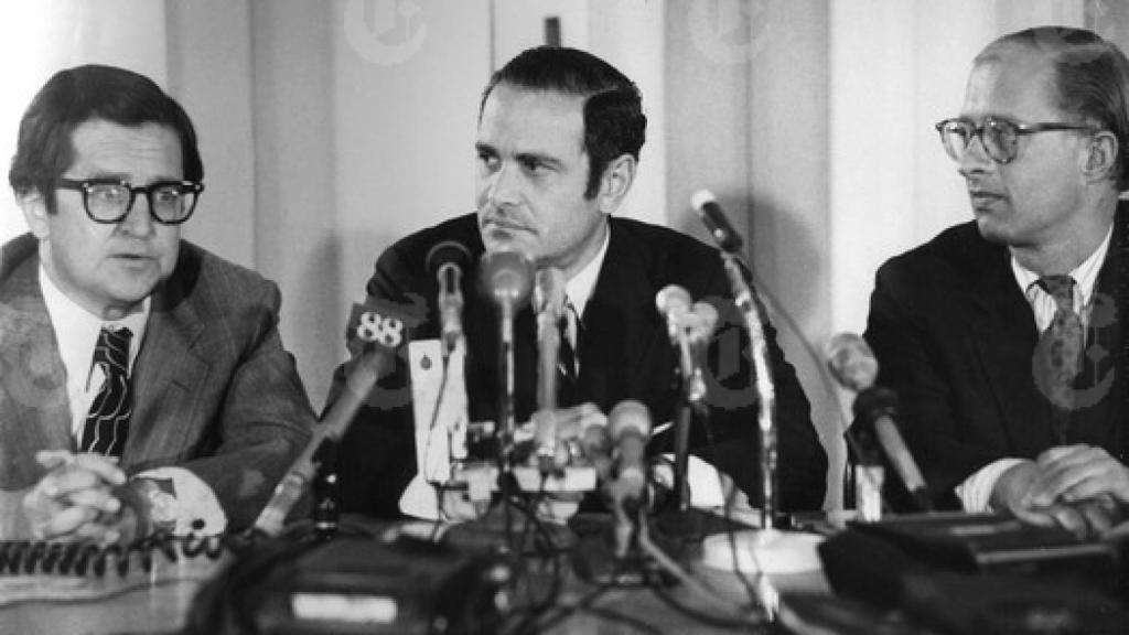 Rosenthal, Sulzberger y Goodale durante la rueda de prensa tras el veredicto.