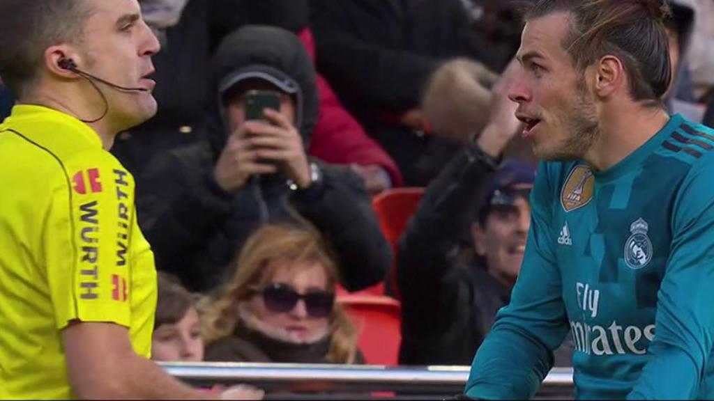 Bale protesta al juez de línea en Mestalla