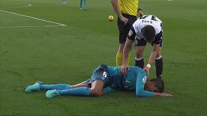 Estrada Fernández perdona la roja a Gayà por una salvaje entrada a Varane