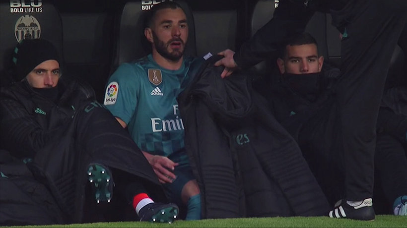 El enfado de Benzema en el banquillo al ser cambiado