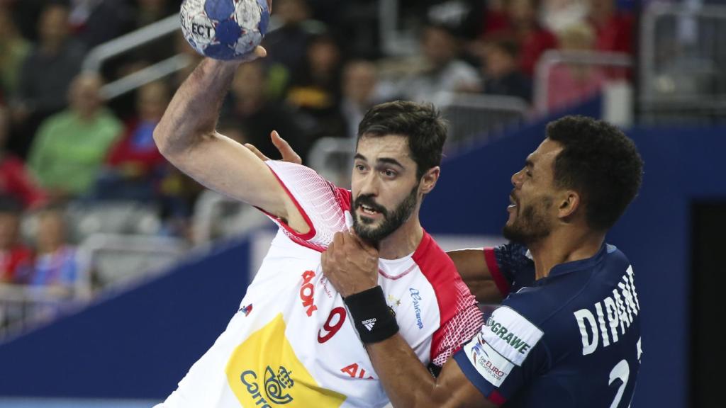 Raúl Entrerríos lanza a puerta.