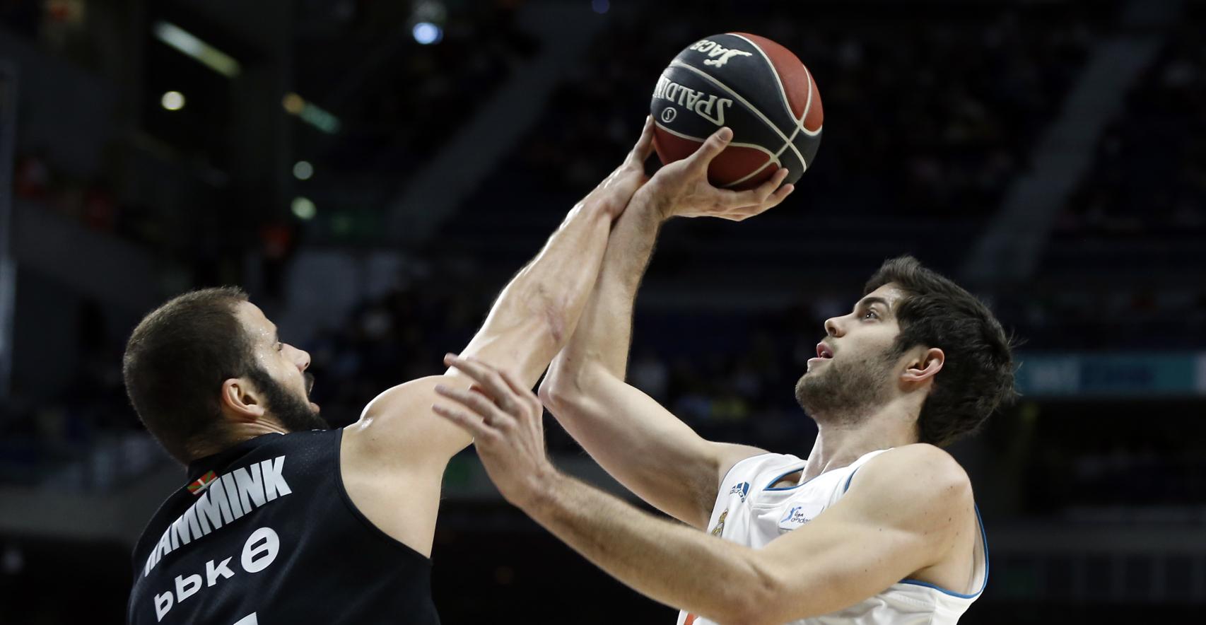 Santi Yusta intenta anotar ante el Bilbao Basket.