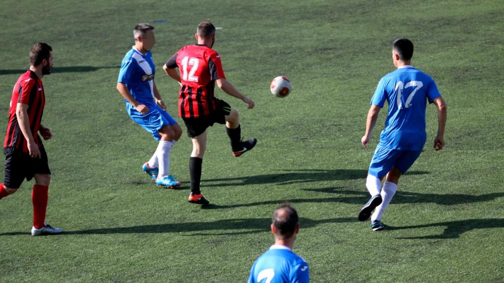 Imagen de un partido  de la Liga de Veteranos de Ourense.