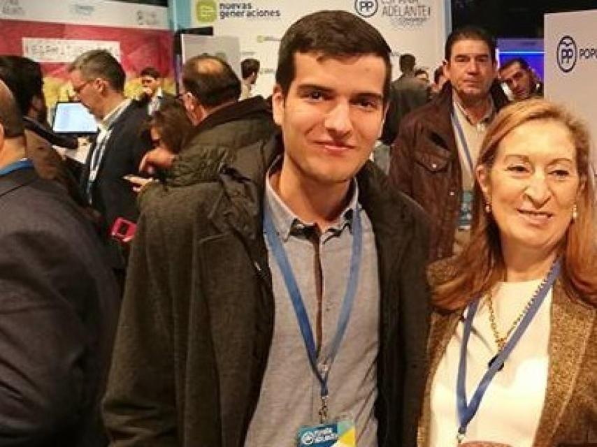 Adrián González junto a la presidenta del Congreso de los Diputados, Ana Pastor, en un acto del PP.