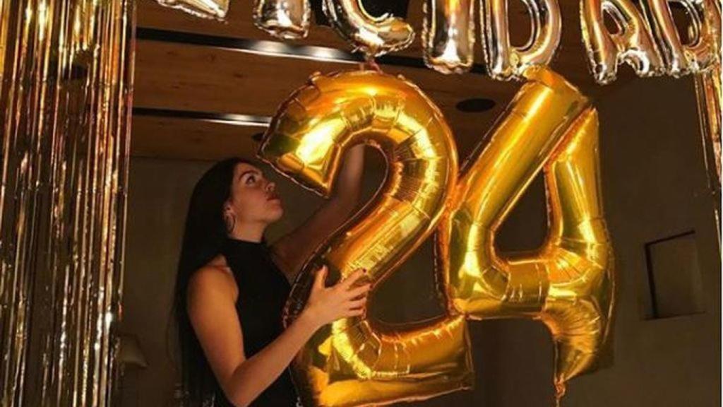 Georgina con sus globos de cumpleaños.