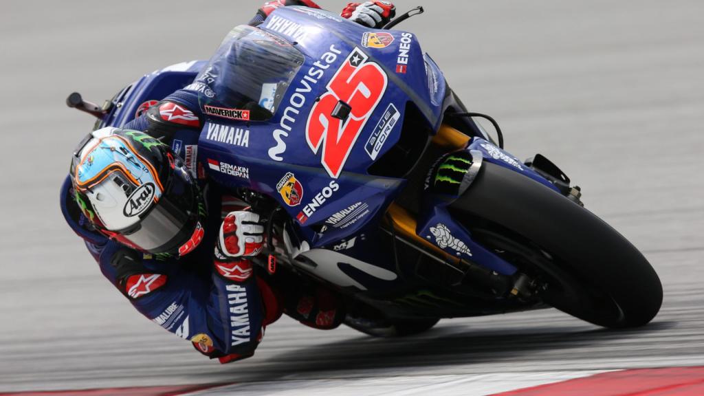 Maverick Viñales, en el box de Yamaha en el circuito malasio de Sepang