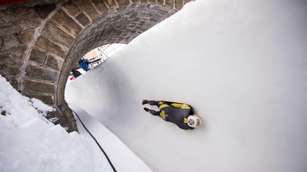 Mirambell pasa a toda velocidad por debajo de un puente en Suiza.