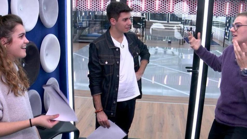 Raúl Gómez con Amaia y Alfred preparando Tu canción.